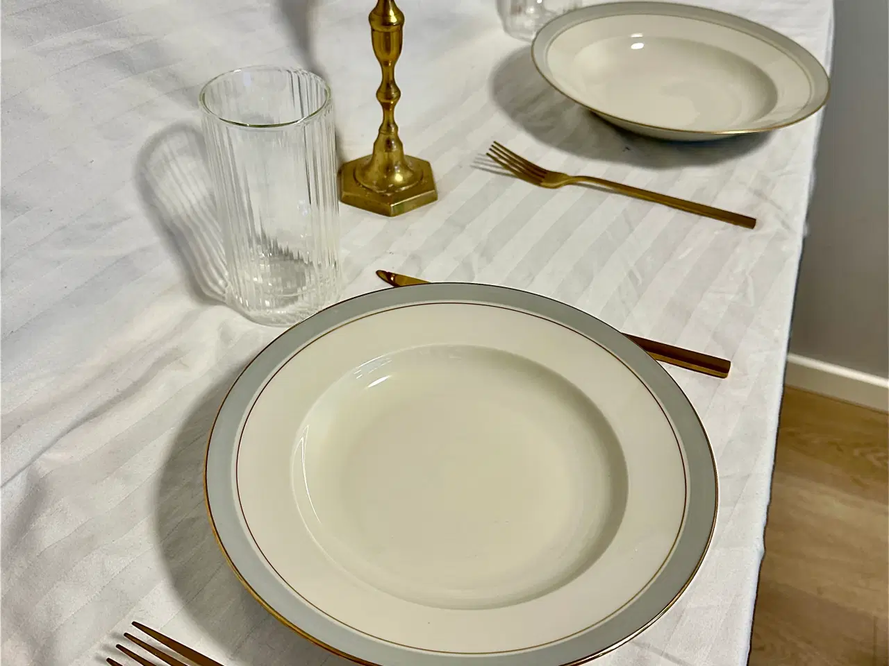 Billede 3 - 🤍 Vintage porcelænsstel med guldkant | Graasten x