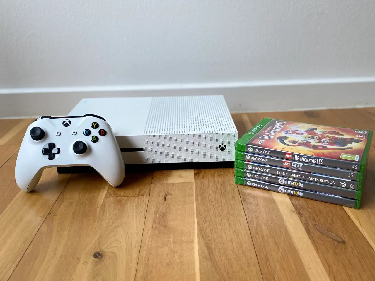 Billede 1 - Xbox One S 500GB – Inkl. controller & 5 spil