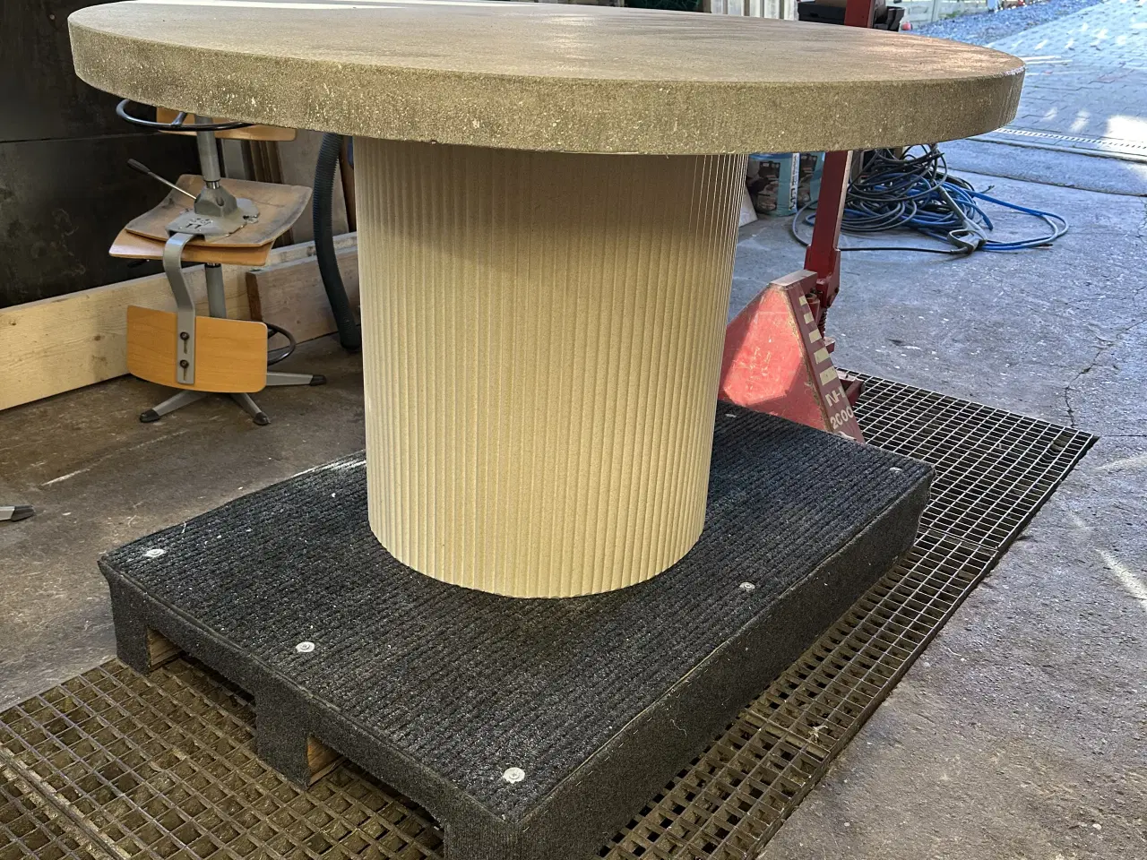 Billede 3 - Fint havebord med bordplade i slebet fiberbeton