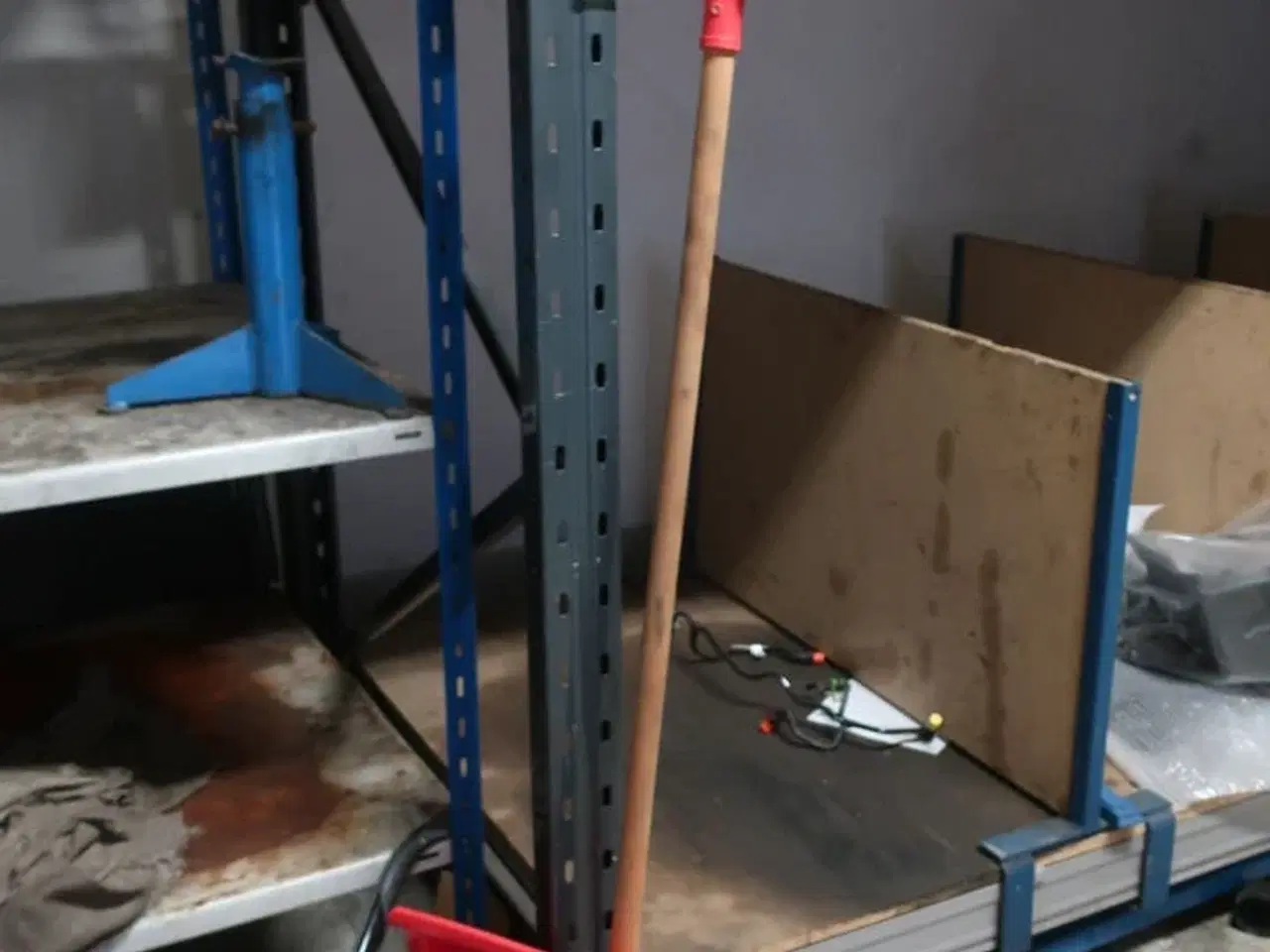 Billede 4 - 2 stk. reoler med indhold