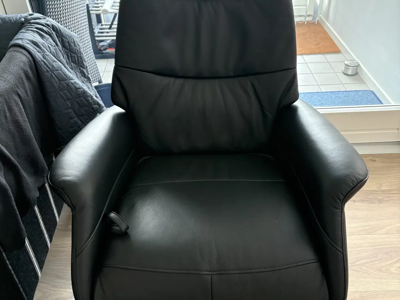 Billede 1 - Ny læderstol med indbygget fodskammel