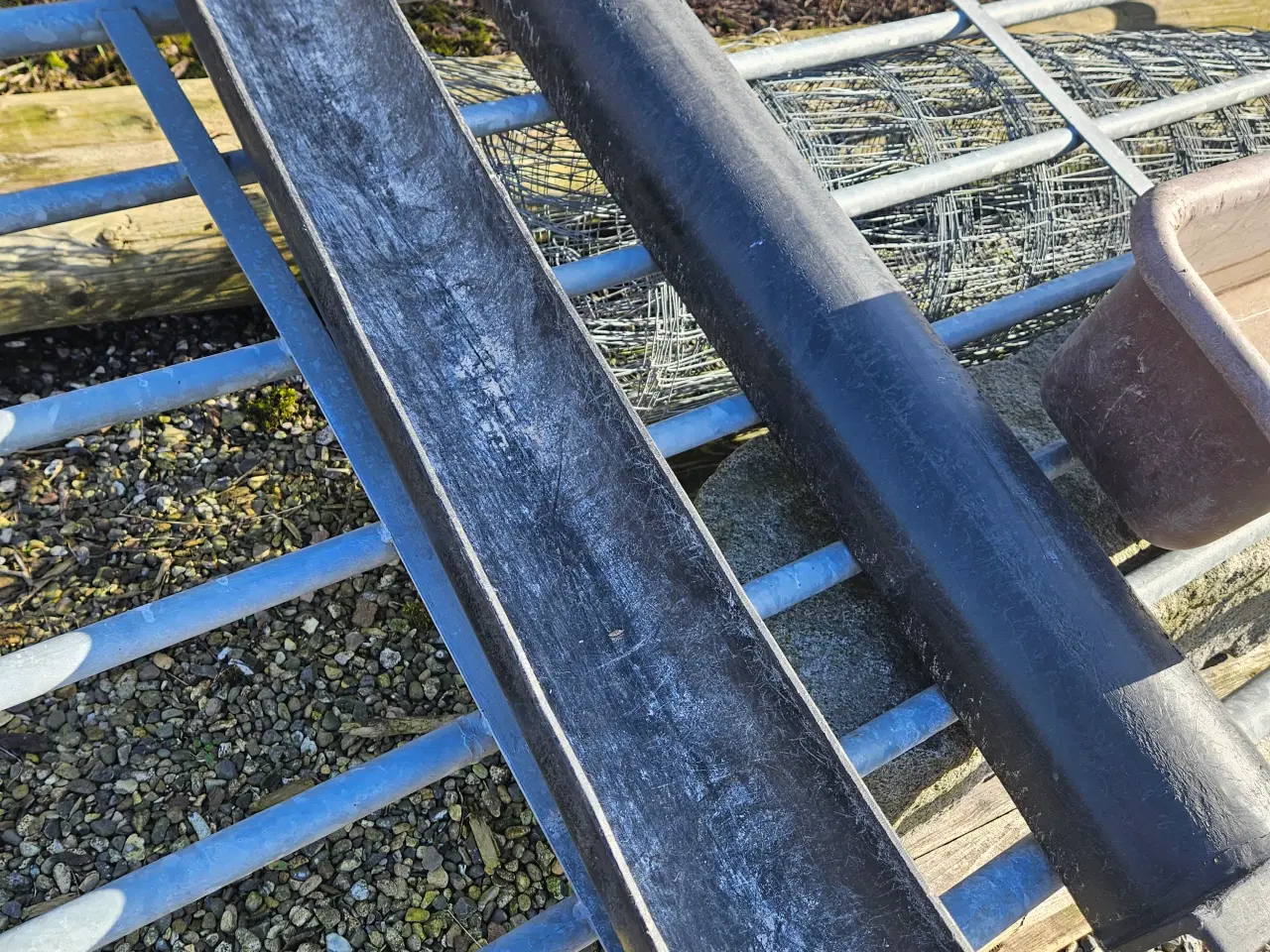 Billede 6 - Galvaniseret låger og plast trug  brugt til får...