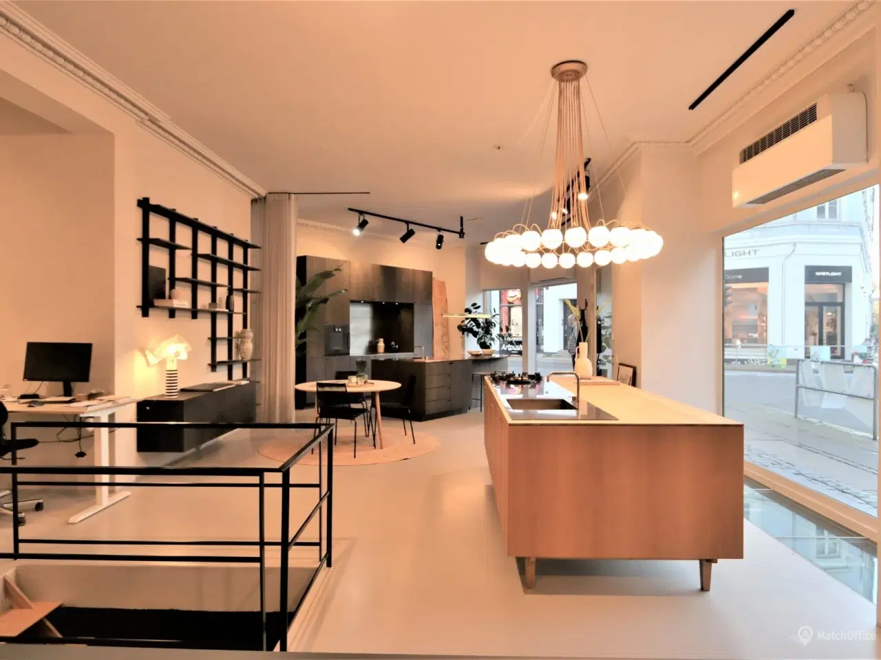 Billede 4 - Hjørnebutik med store facadevinduer