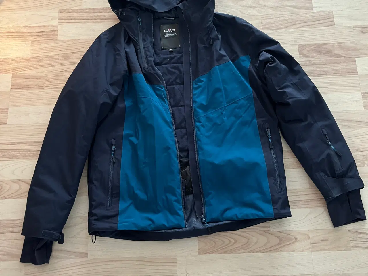 Billede 1 - Skijakke med gode detaljer