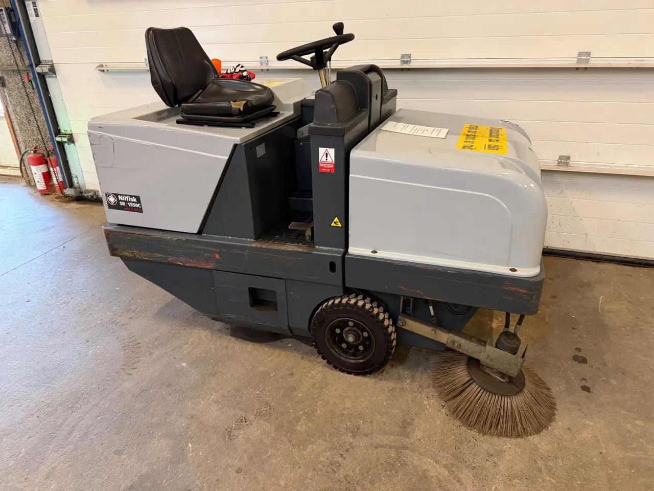 Billede 10 - Fejemaskine Ride-on Elektrisk. Nilfisk SR1550C