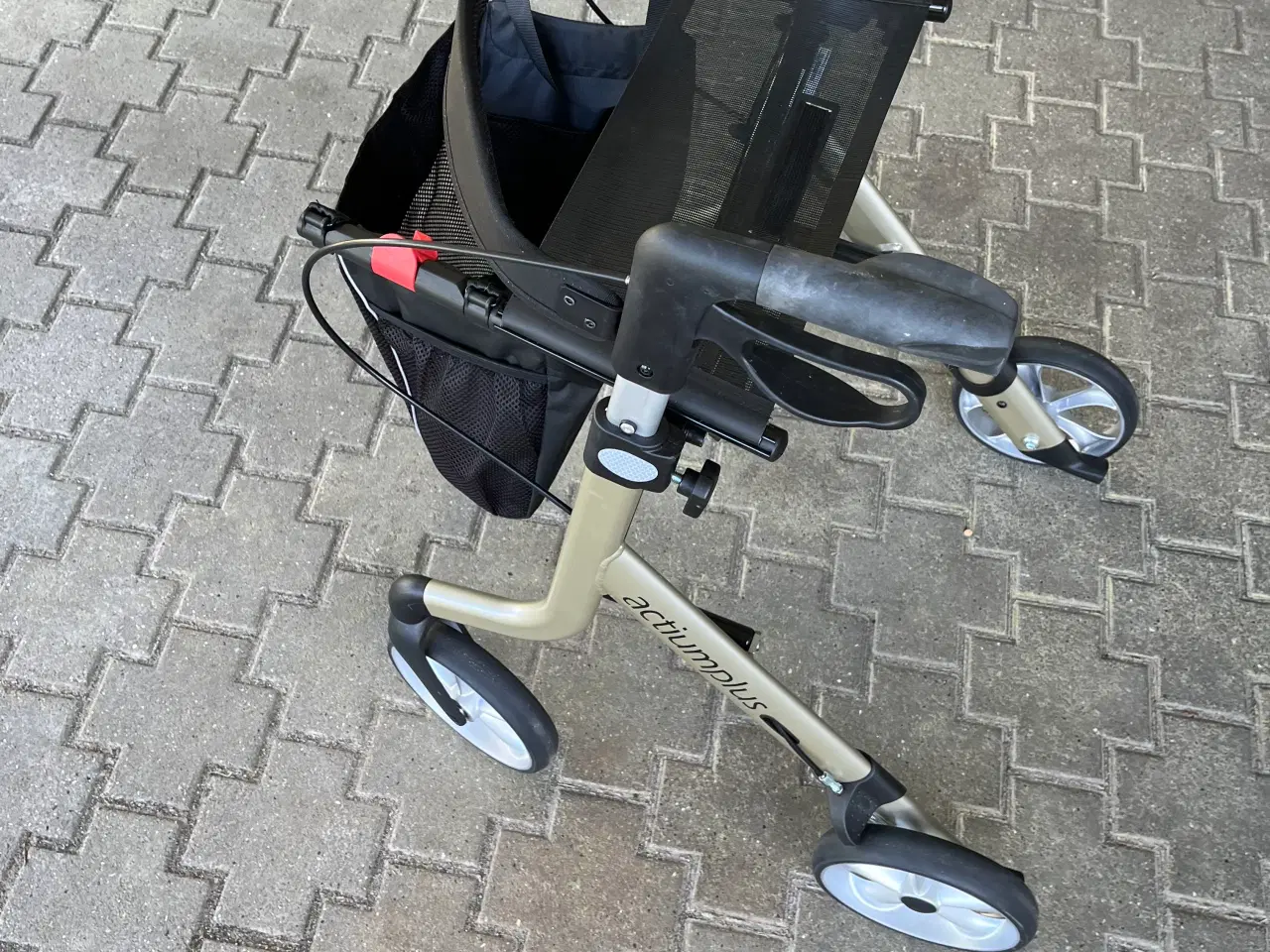 Billede 4 - Næsten ny rolator