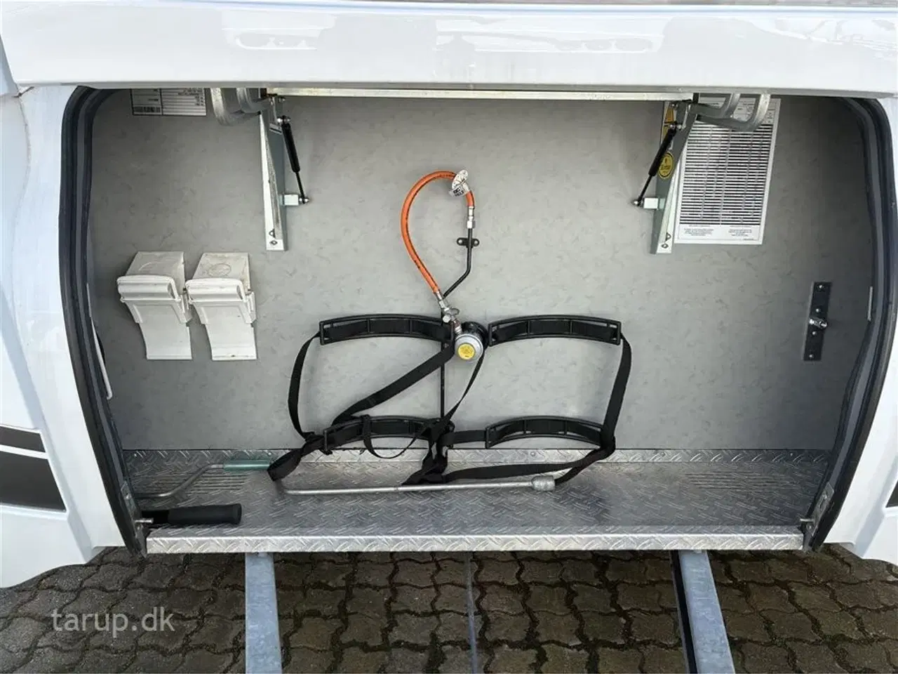 Billede 6 - 2021 - Dethleffs Nomad 490 BLF Mover, Thule markise, dobbeltsengsvogn, side-siddegruppe, frontkøkken, 3-trins el-gulv-varme, stort 142 l . køleskab med fryser