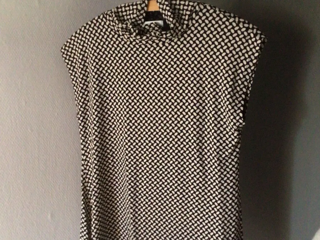 Billede 1 - The Masai Bluse med høj krave og unden ærmer.