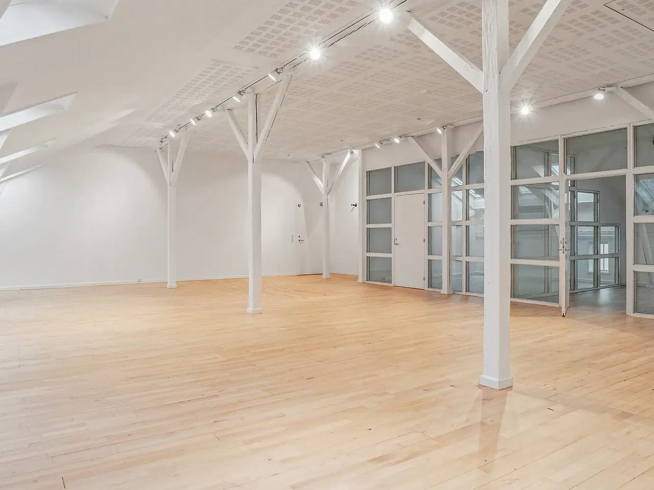 Billede 2 - Lyst og højloftet kontormiljø i tidligere fabriksbygning på Østerbro