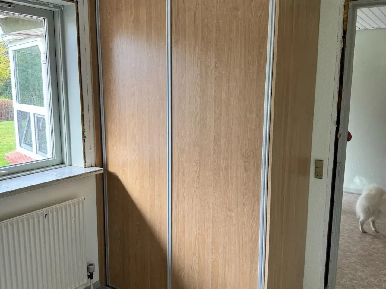 Billede 1 - Skab med skydelåger - 139,3cm