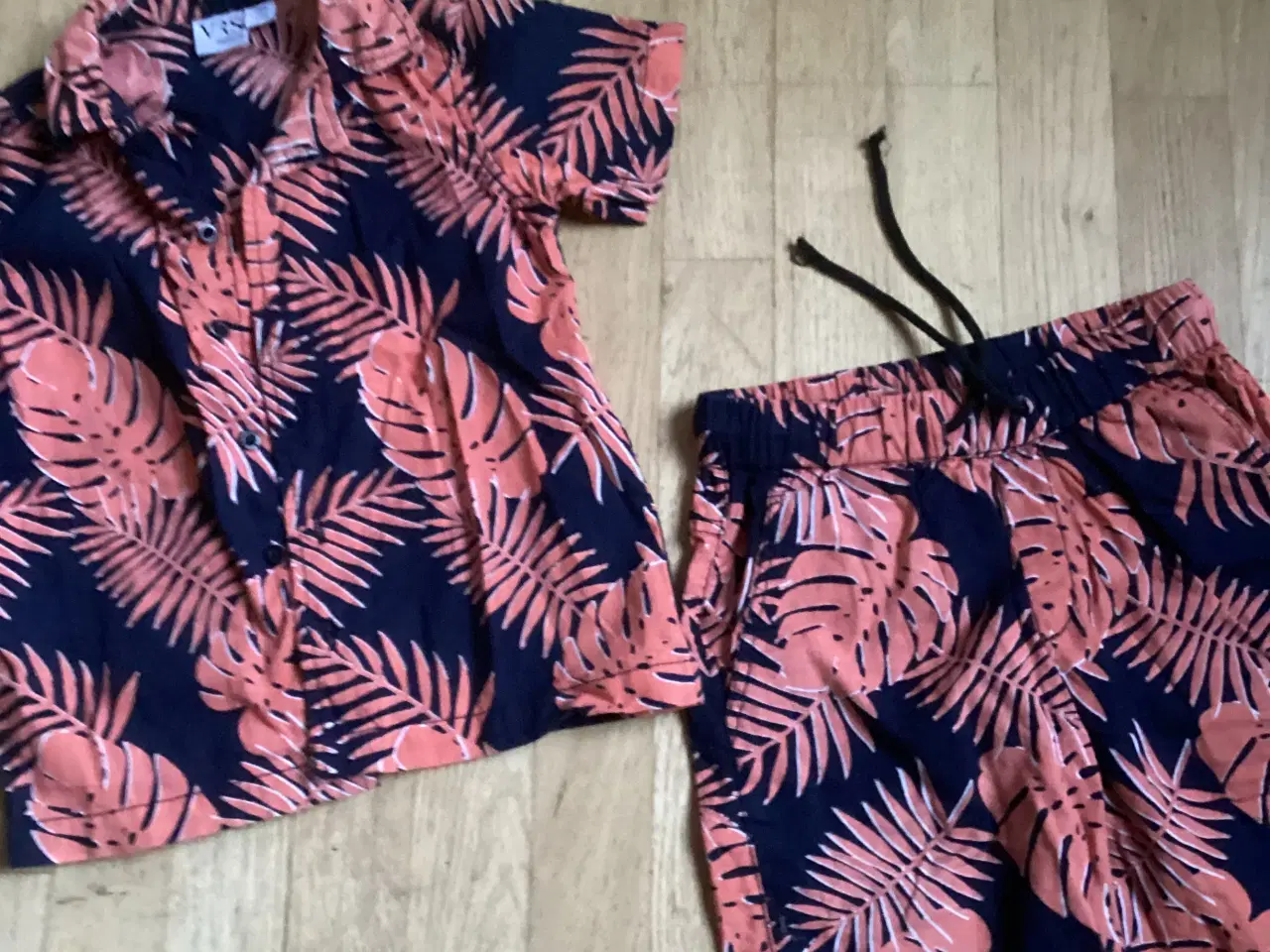 Billede 1 - Shortssæt med skjorte og shorts