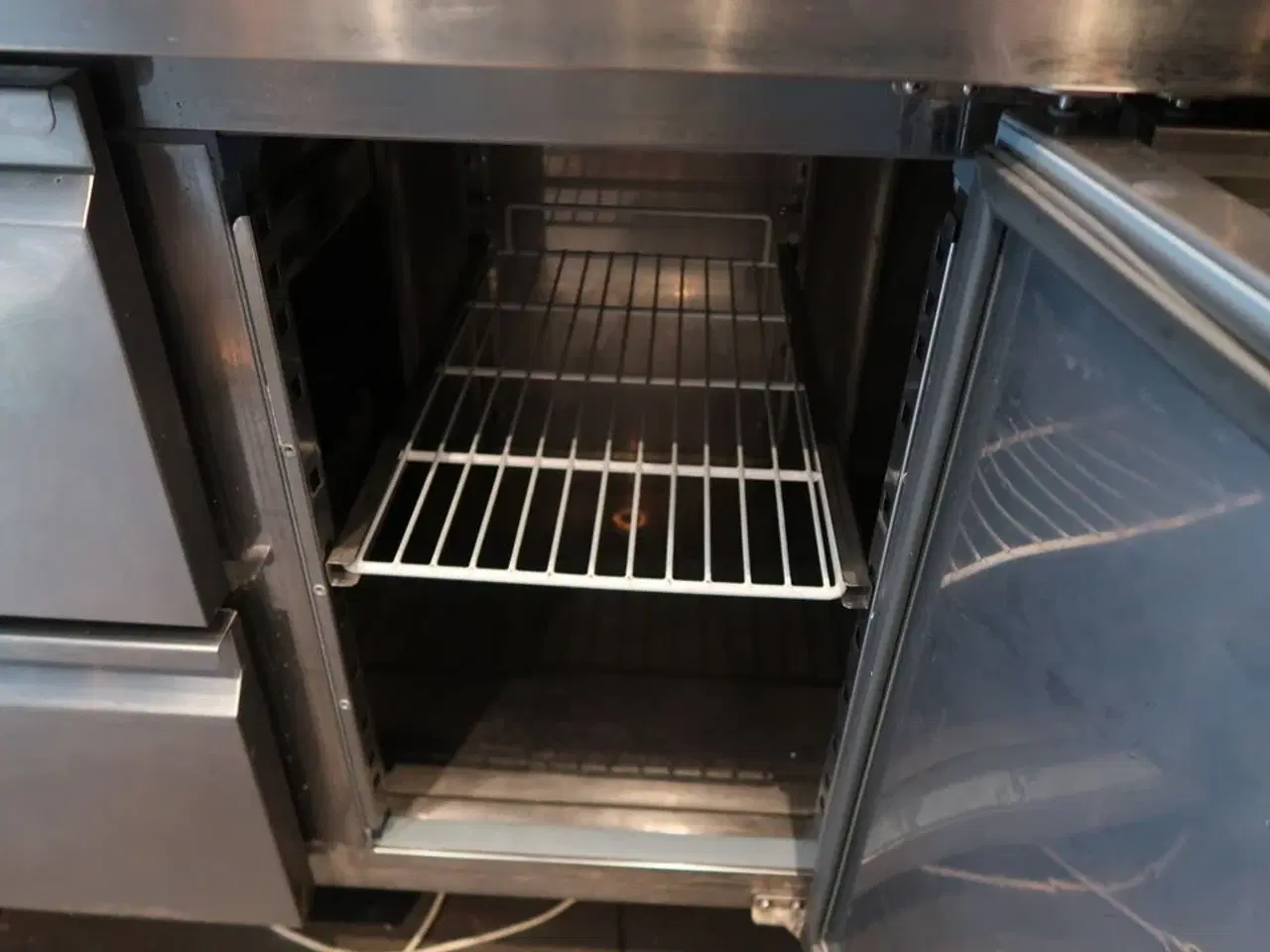 Billede 6 - Kølebord med 4 døre og bagkant - Tefcold CK7410 - 533 liter