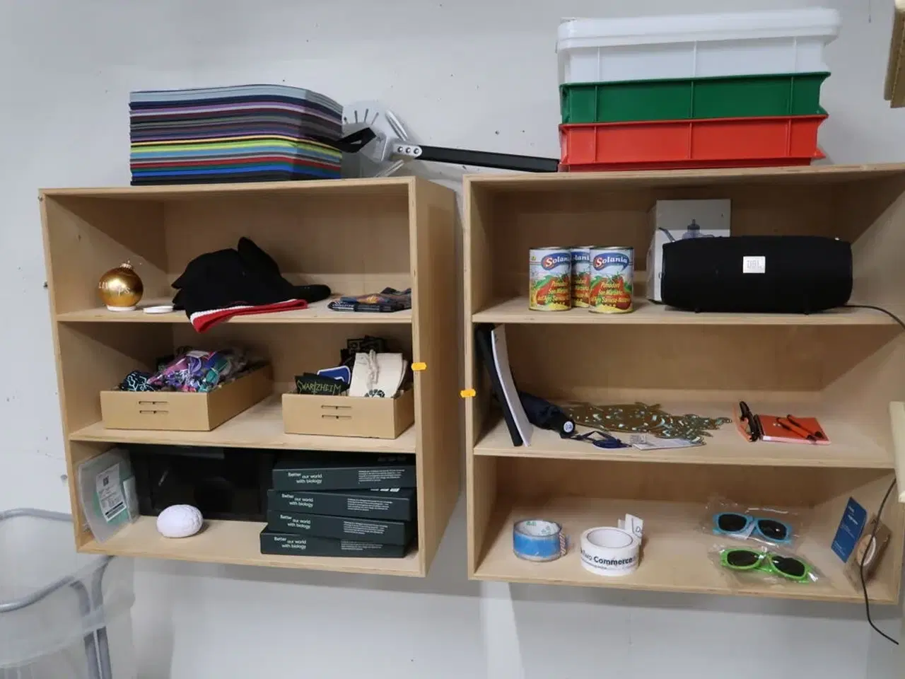 Billede 1 - 2 stk. vægreoler med indhold