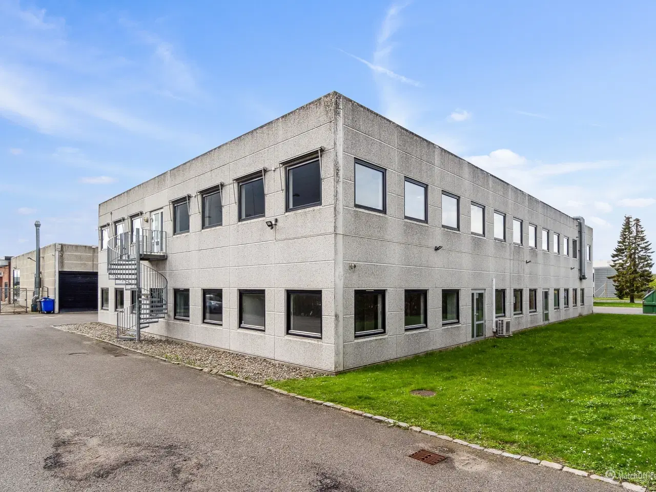 Billede 12 - Lager på 695 m² med høj loftshøjde og to elektriske porte