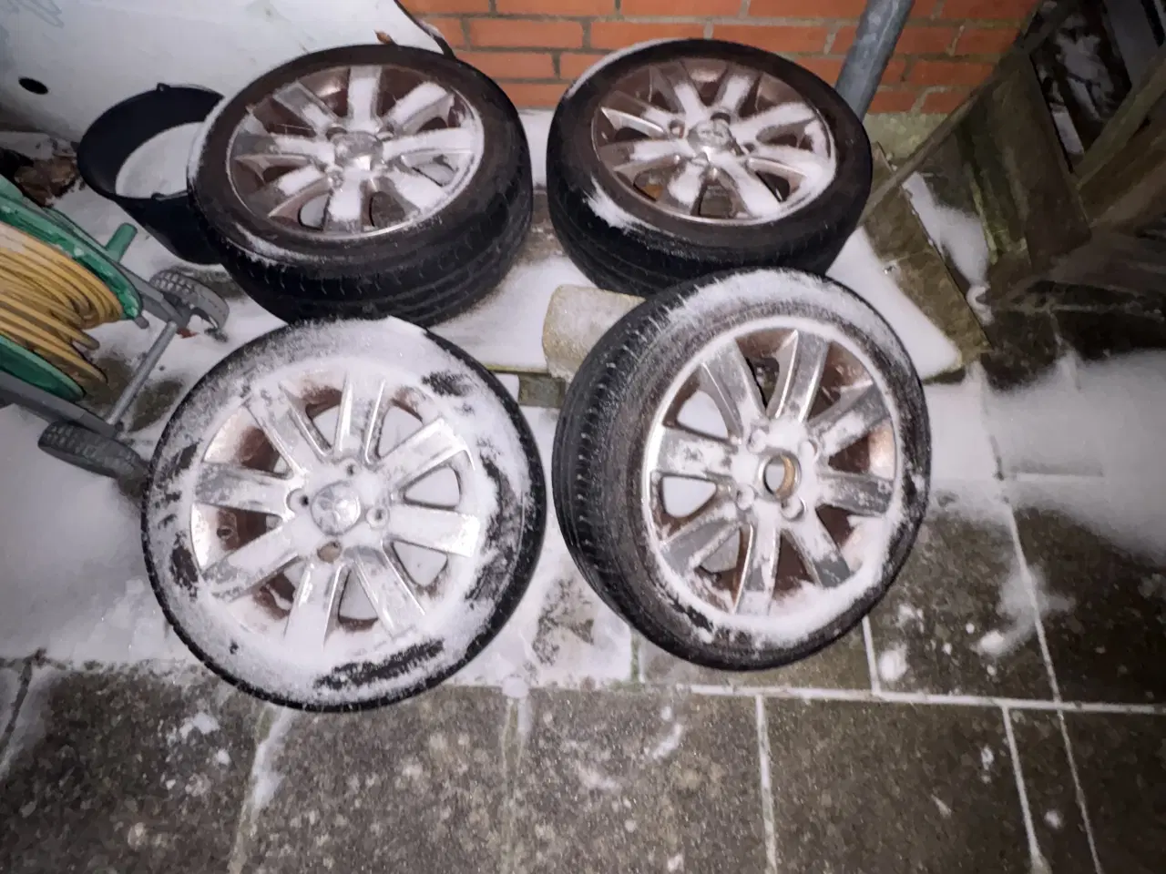 Billede 2 - 4 alufælge, nedslidte sommerdæk på.