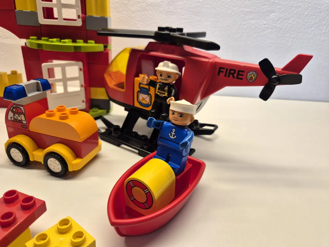 Billede 2 - Duplo Brandstation med Brandbiler og Helikopter 
