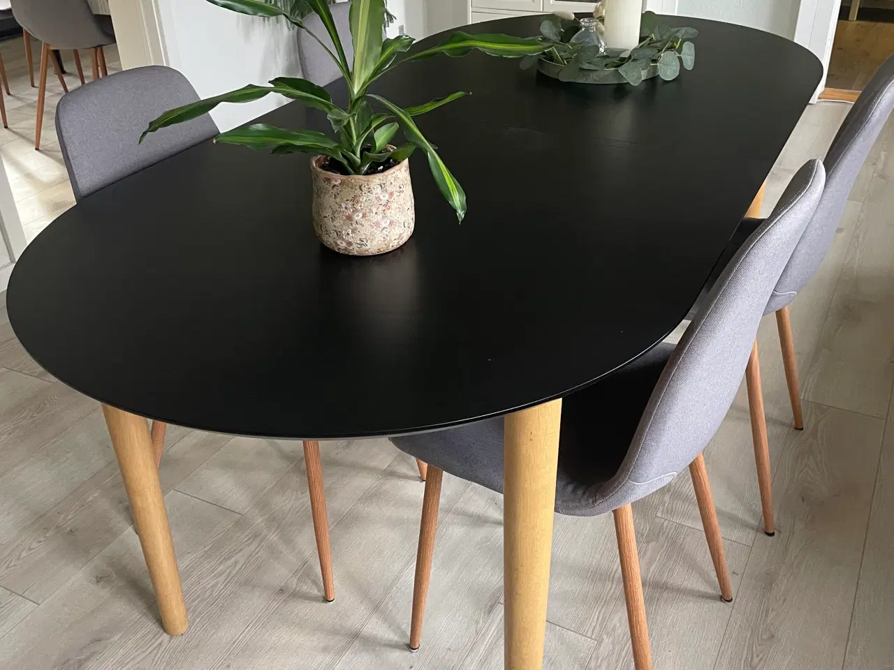 Billede 1 - Spisebord med tillægsplader