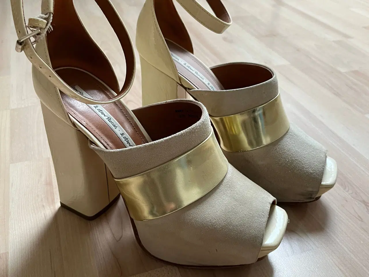Billede 2 - Flot peep-toe sko, blokhæl & guld-effekt