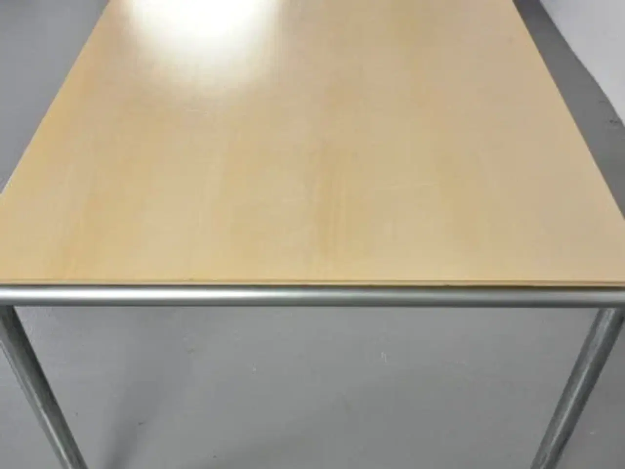 Billede 8 - Rumas konference-/mødebord med plade i birk og grå ben