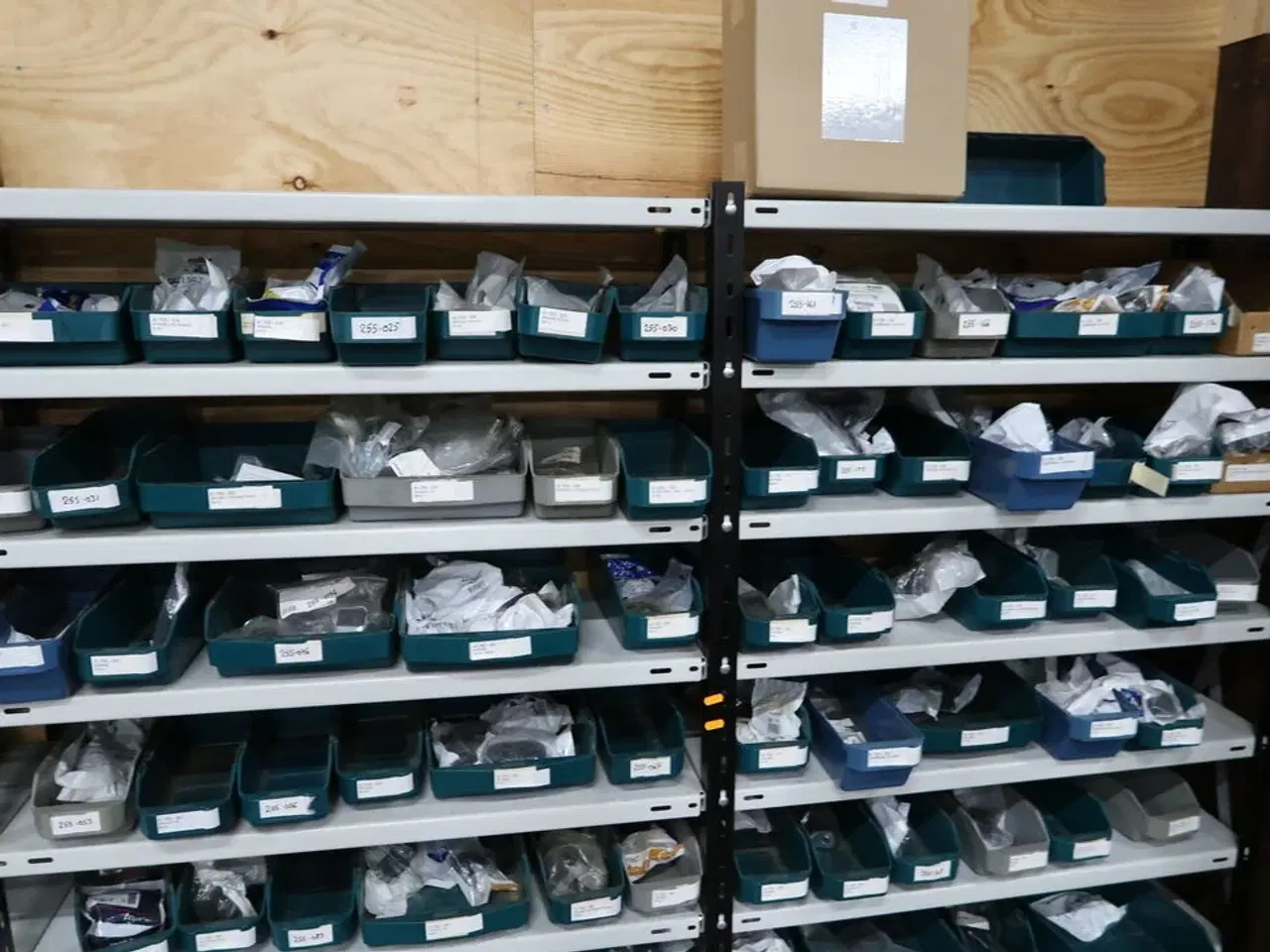 Billede 2 - 6 fag lagerreoler med indhold