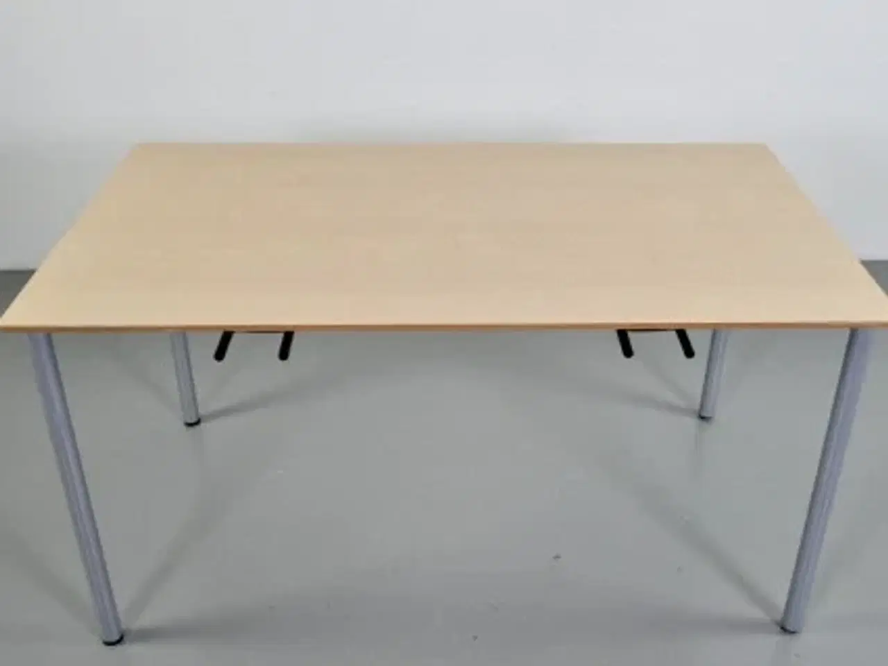 Billede 5 - Randers radius kantinebord med plade i birk og stoleophæng