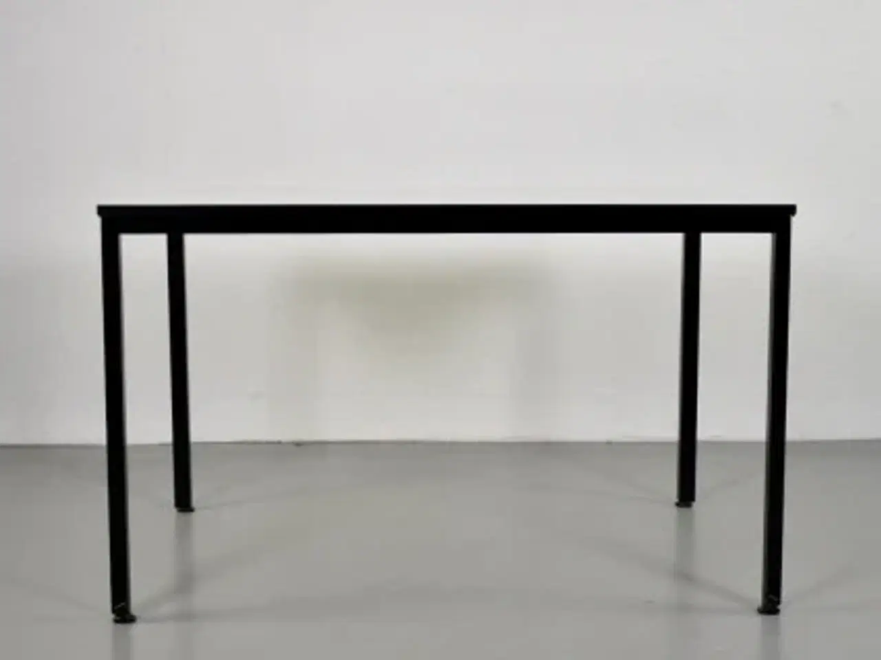 Billede 4 - Møde-/konferencebord med hvid plade og sort stel.