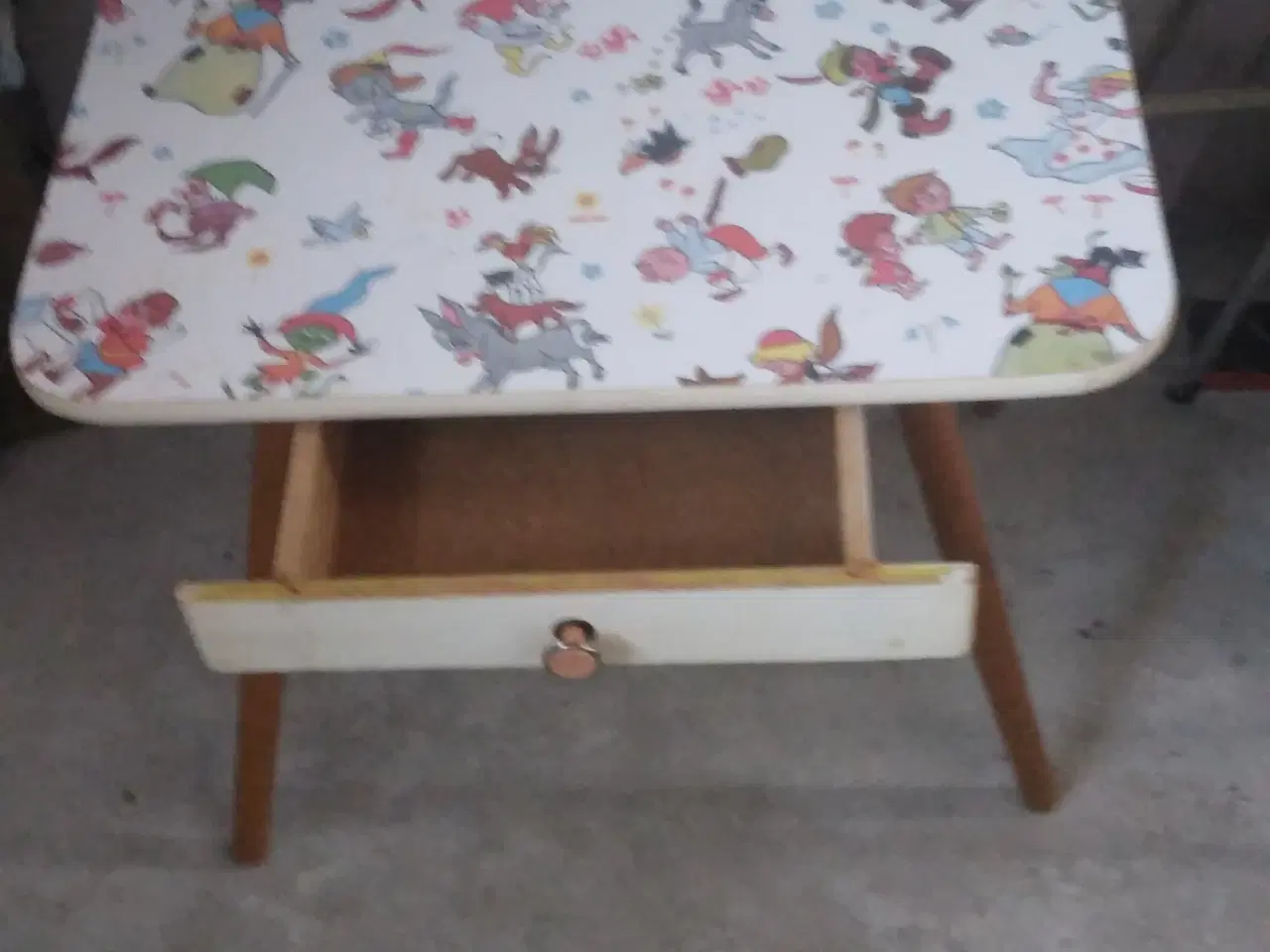 Billede 2 - Børnemøbler - bord, stol, kaffestel