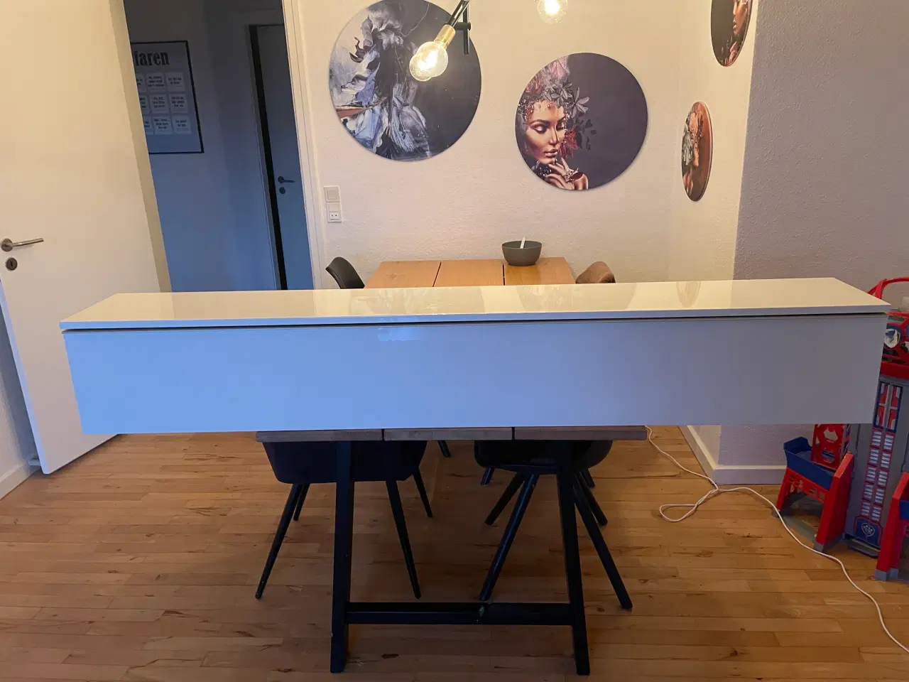 Billede 1 - Besta burs væg skab