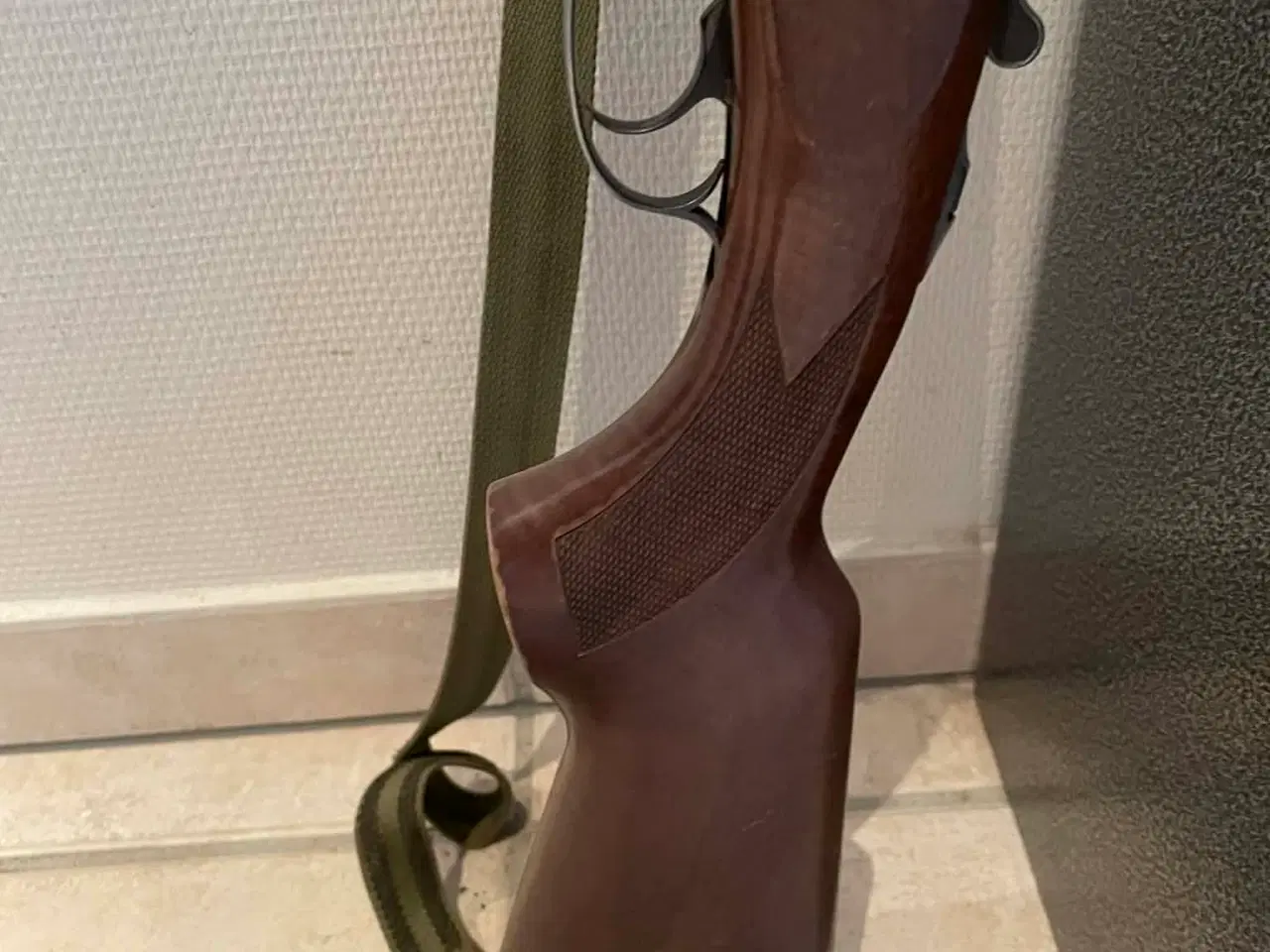 Billede 1 - Våbenskab med indhold