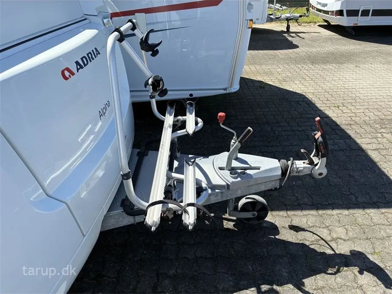 Billede 3 - 2017 - Adria Alpina 663 HT   Mover, ALDE Centralvarme, vandbåren gulvvarme, sidesiddegruppe, panoramavindue, frontkøkken, endebadeværelse, stabilisator, markise