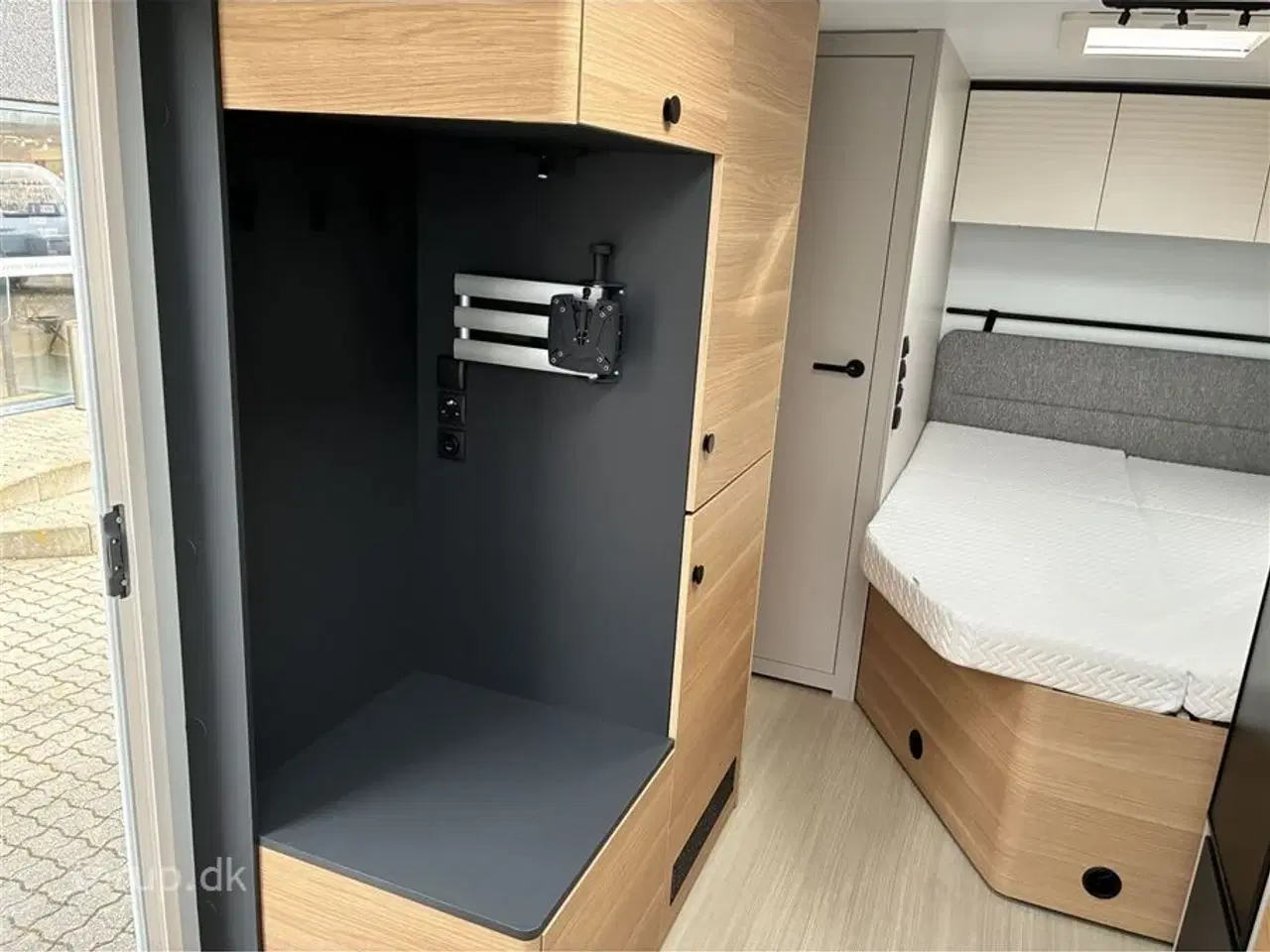 Billede 11 - 2026 - Adria Adora 522 UP   Dobbeltsengsvogn, rundsiddegruppe, el-gulv-varme, stort 142L KOMPRESSOR køleskab, TV-holder, stabilisator, Adria Smartbox, glasfibertag