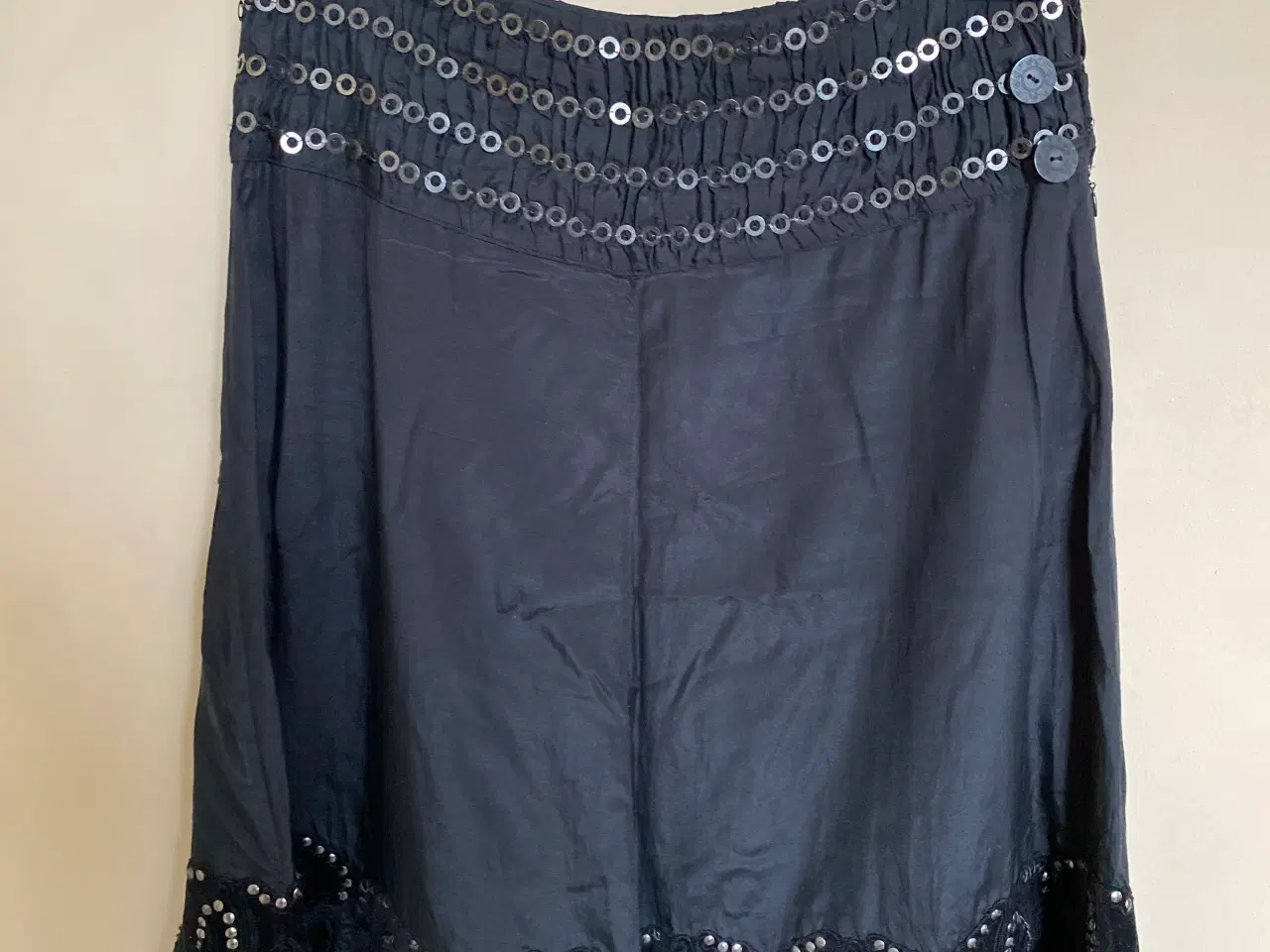 Billede 1 - Nederdel med skind effekter og nitter
