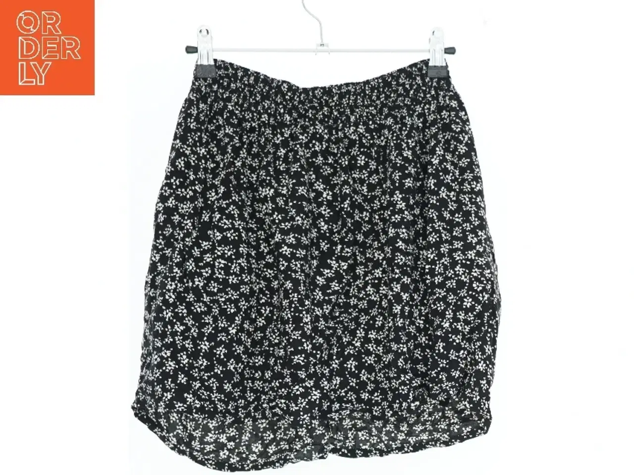 Billede 2 - Sort nederdel med blomsterprint fra H&M (str. 128)