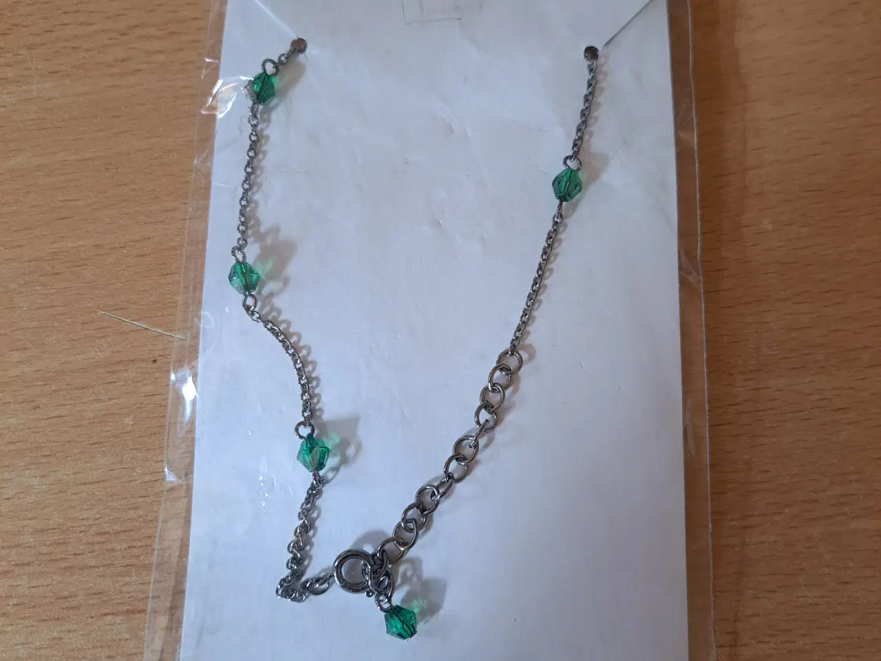 Billede 2 - Halskæde med grønne perler 