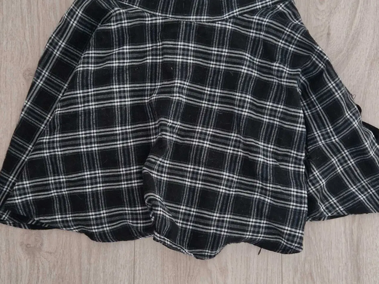 Billede 2 - Sort ternet nederdel