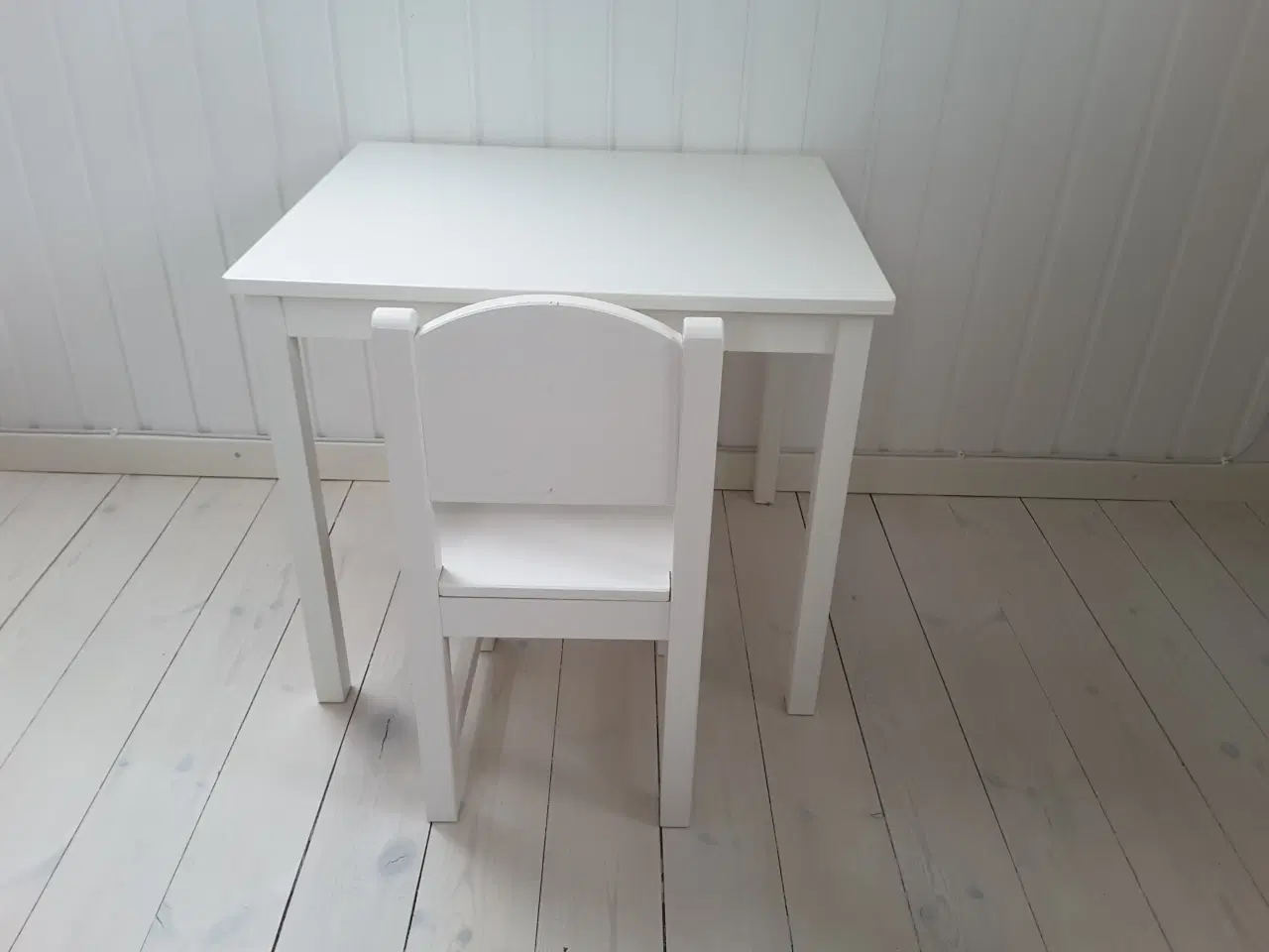 Billede 1 - Børnebord og børnestol af træ