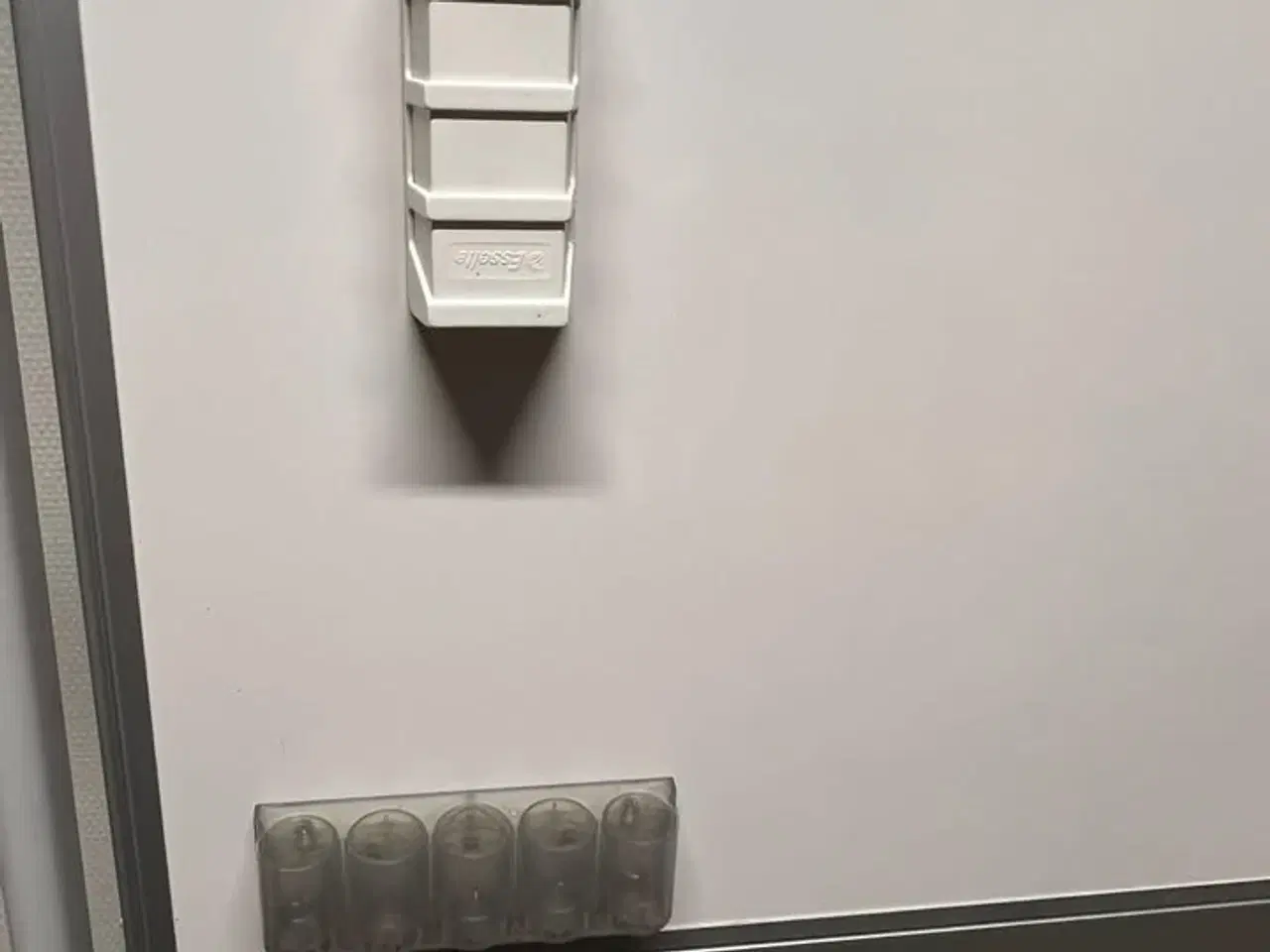 Billede 7 - Samlet sæt med kontormøbler og whiteboard sælges