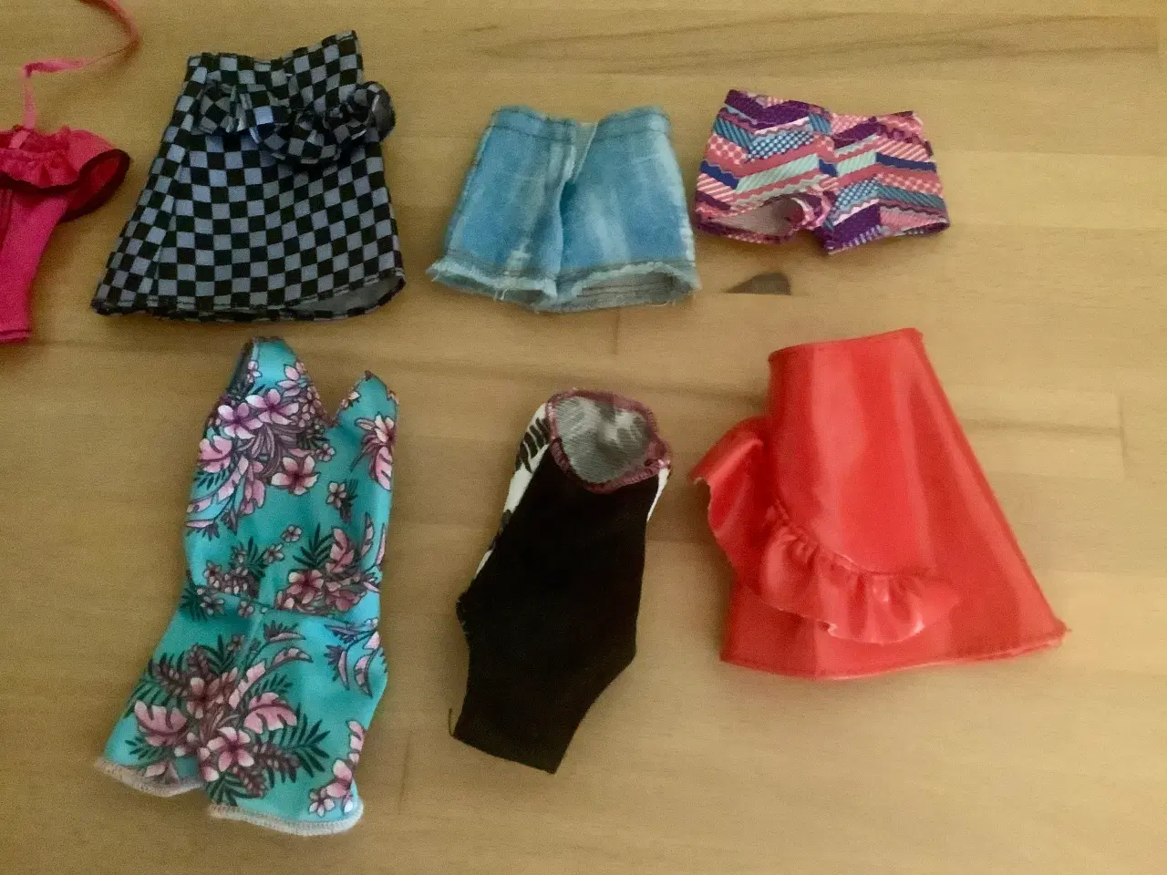 Billede 4 - Barbie tøj. Prisen er for det hele.