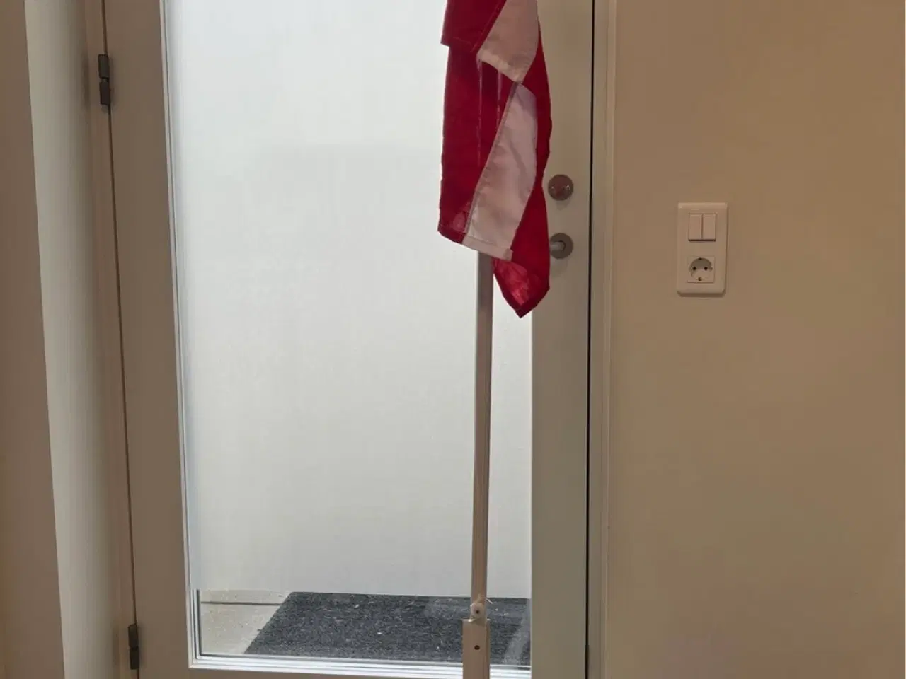 Billede 1 - Flagstang i hvid med Dannebrogsflag