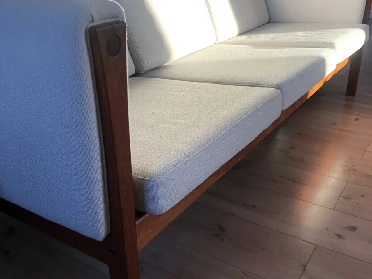 Billede 1 - Hans J. Wegner 3-personers sofa med træstel og lys