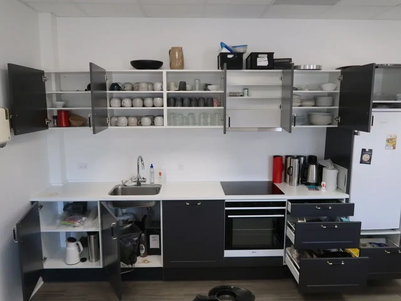 Billede 1 - Tøm køkkenbord & skabe for indhold