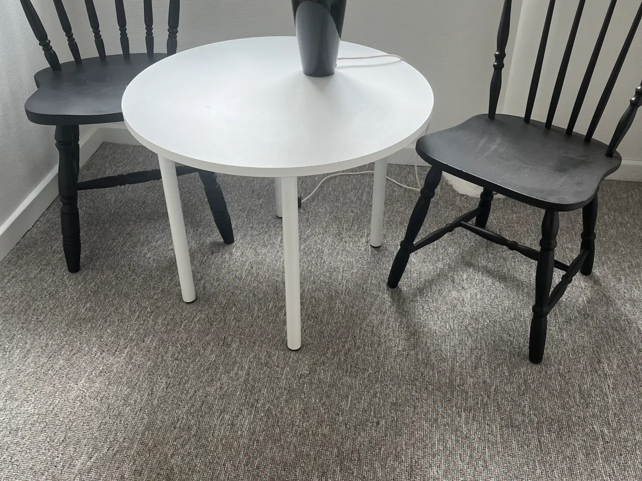 Billede 1 - Sofabord hvidmalet med 2 sorte spisebordsstole