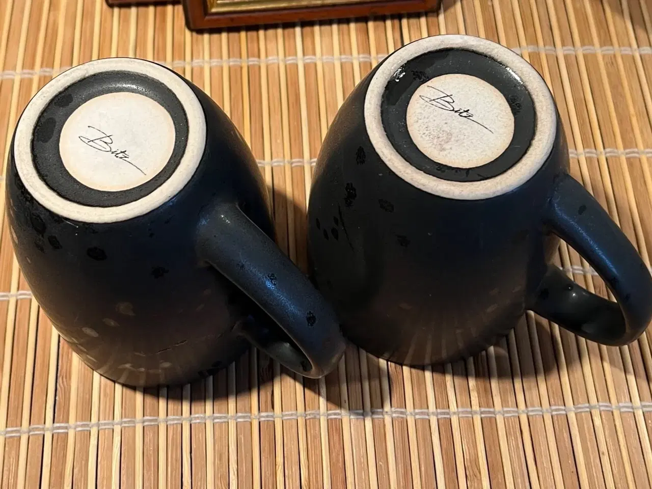 Billede 4 - 2 Bitz krus - ens udvendigt - lilla og cremefarvet