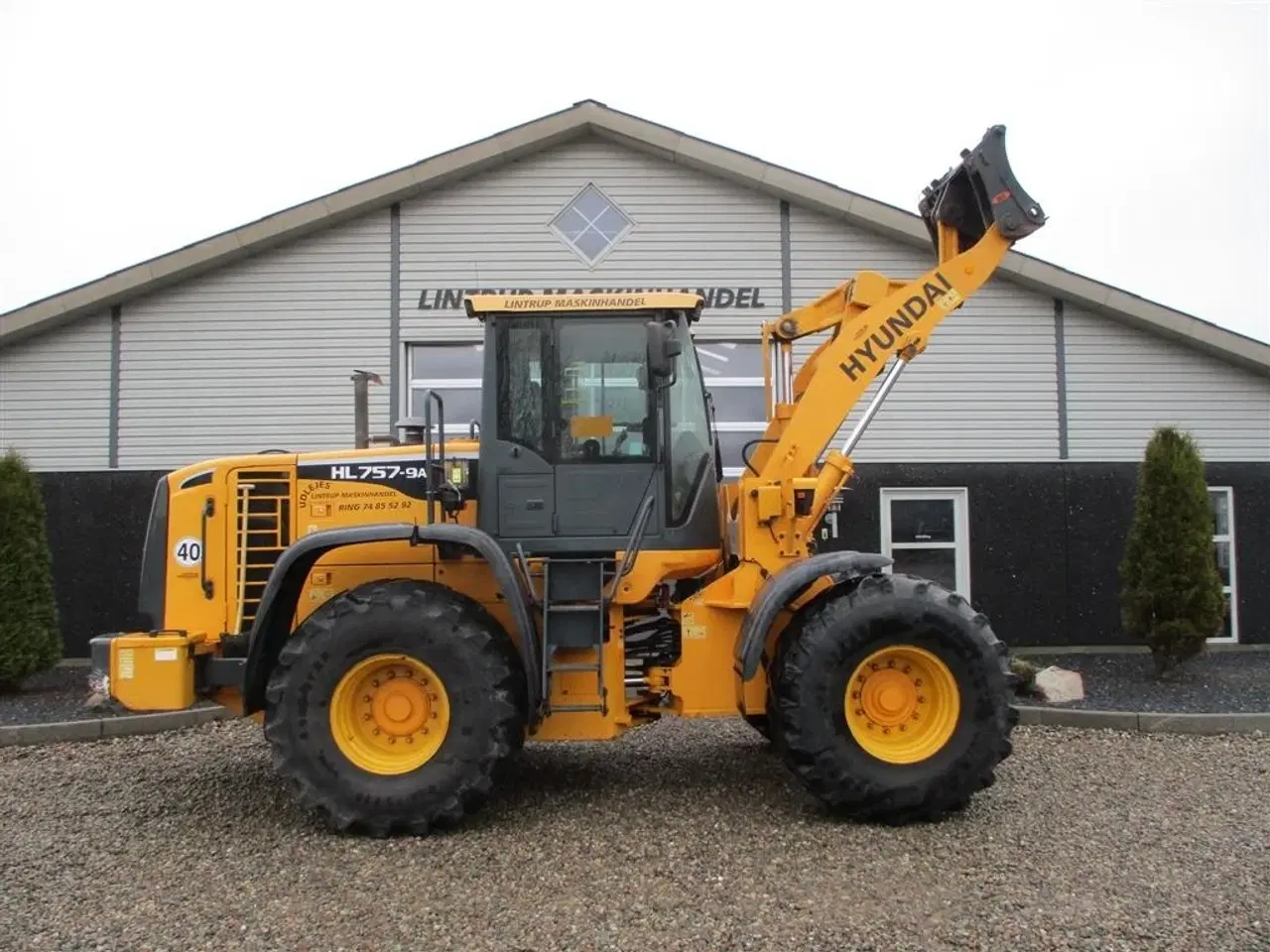 Billede 2 - Hyundai 757-9A med 620/75R26 traktor hjul montering på