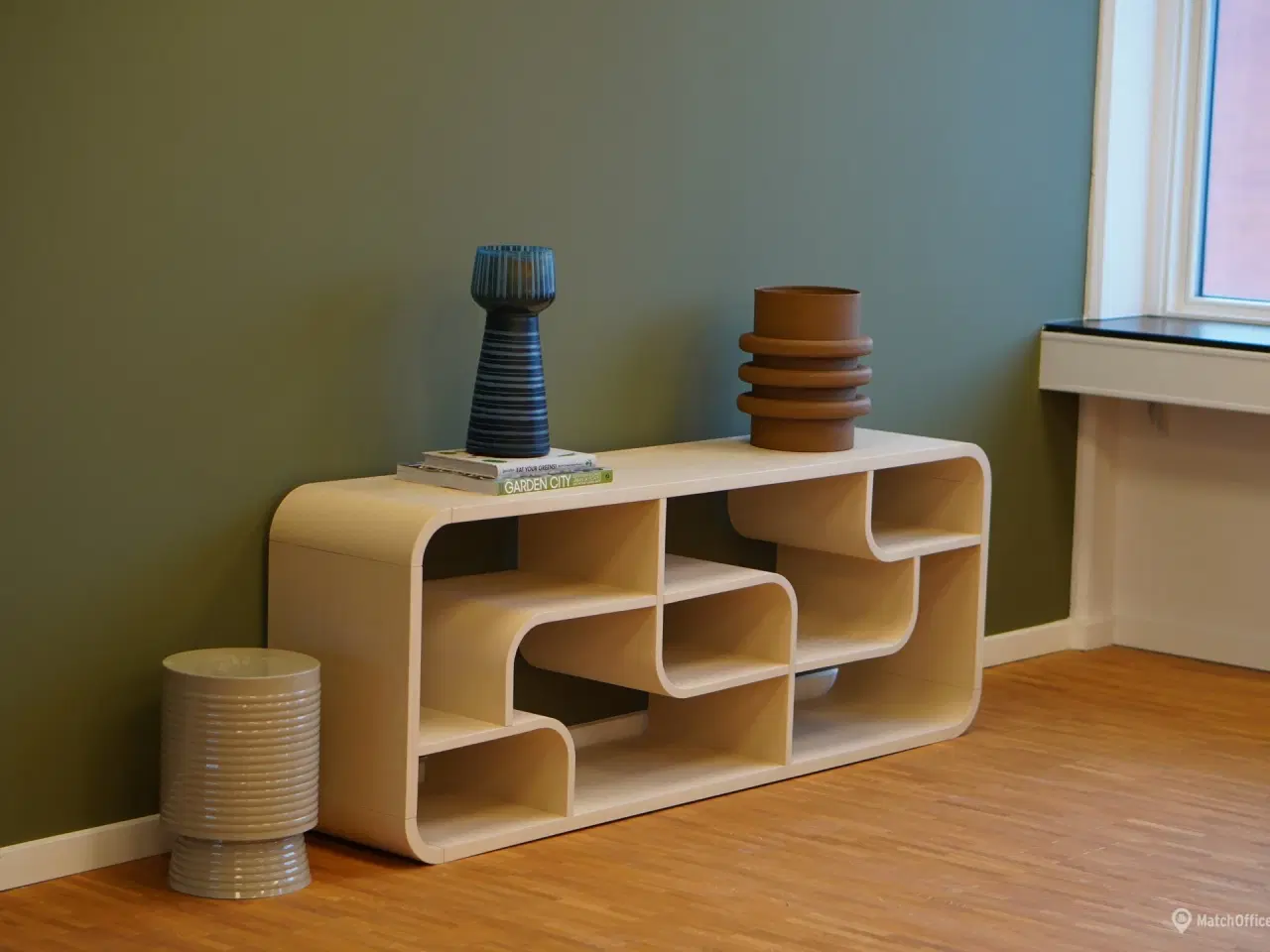 Billede 5 - Et lejemål med åbne rum der oser af skråsikker attitude og selvsikkerhed