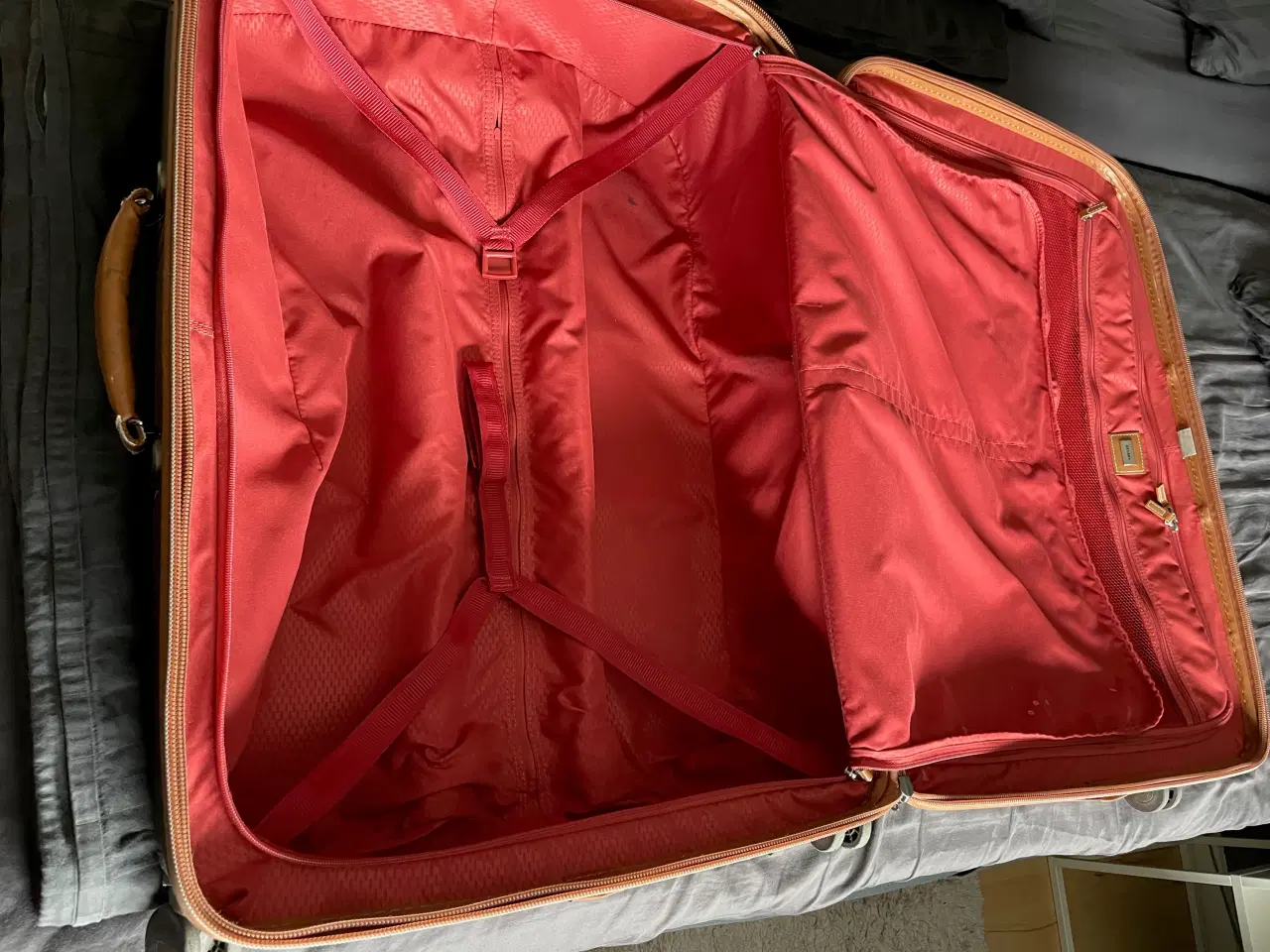 Billede 8 - Flot kuffert med sikkerhedslås - lynlås.