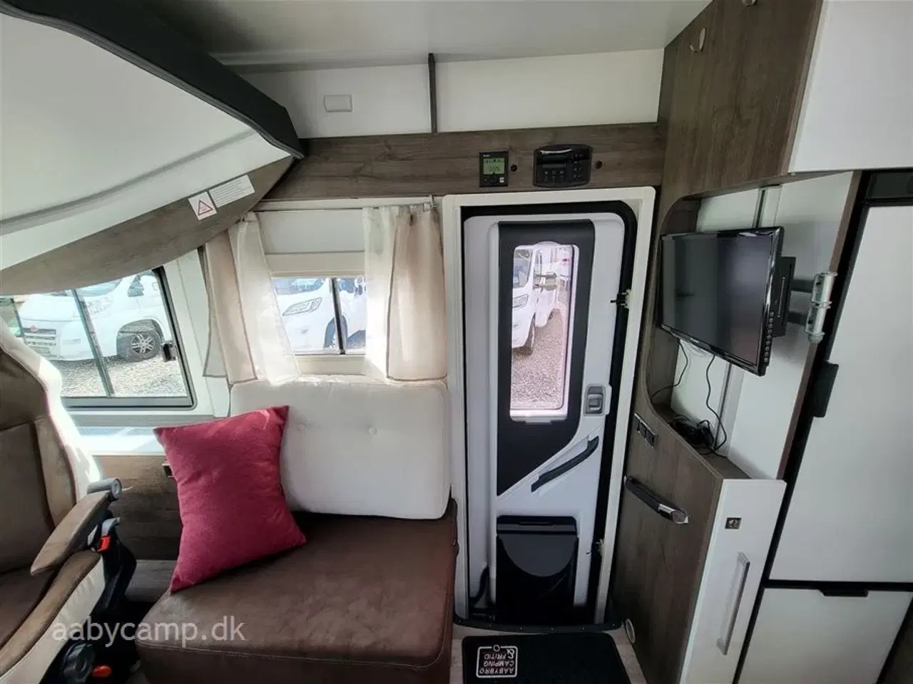 Billede 10 - 2020 - Benimar Amphitryon 957   Lave enkeltsenge. ende badeværelse.face to face siddegruppe.