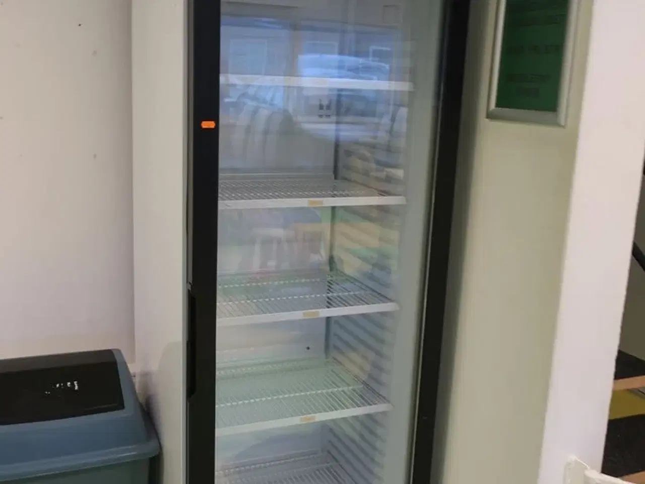 Billede 2 - Displaykøleskab SIMFER 20D385MC samt affaldsspande og 3 stk. højstole