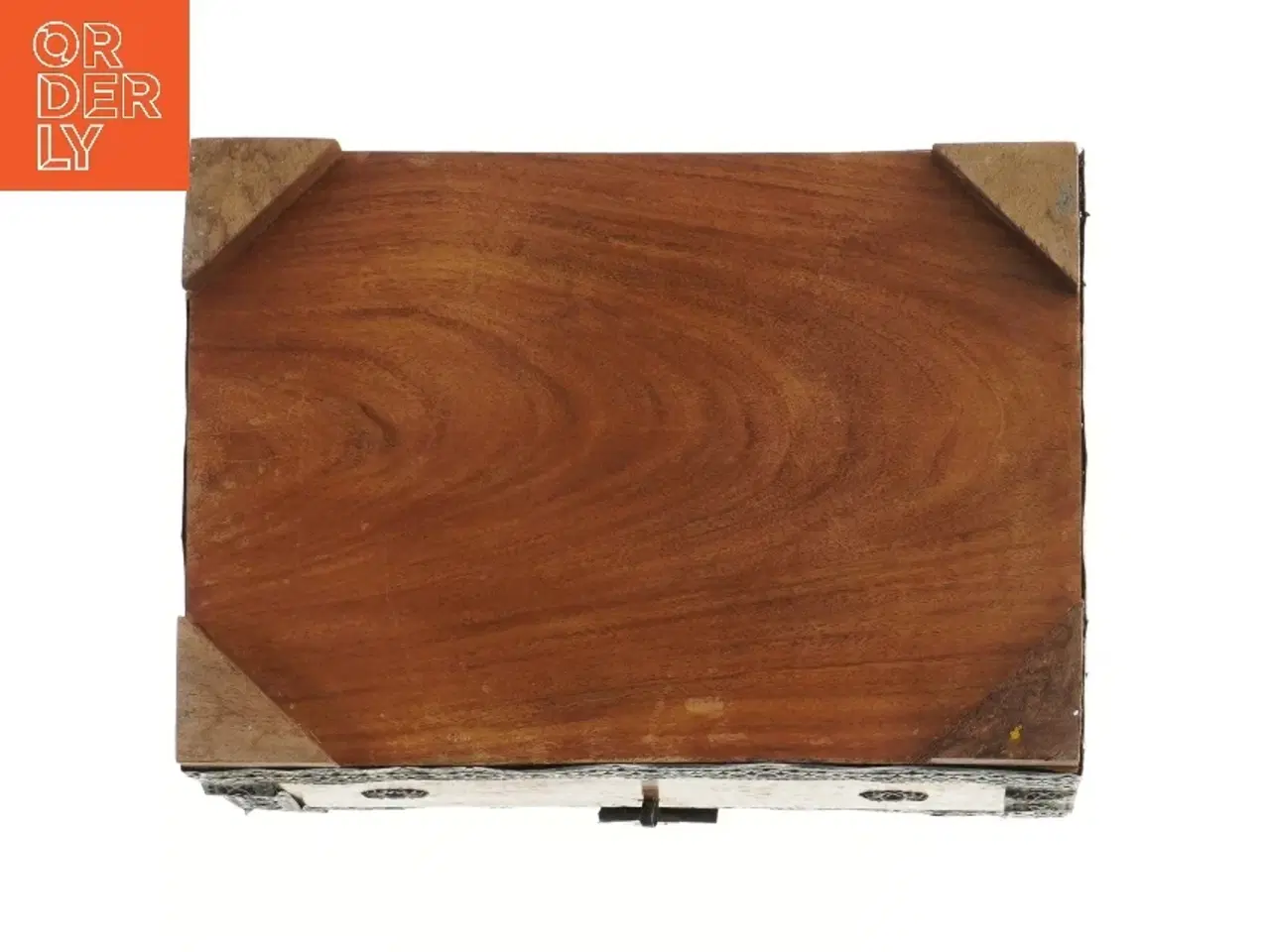 Billede 4 - Dekorativ kiste i træ med metalbeslag (str. 28x20 cm)