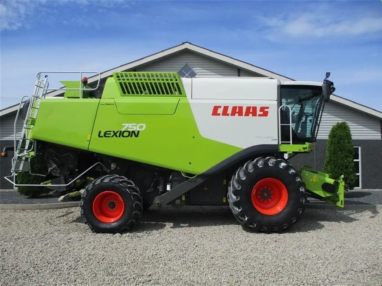 Billede 2 - CLAAS LEXION 750 Gårdmaskine med V900 skærebord.